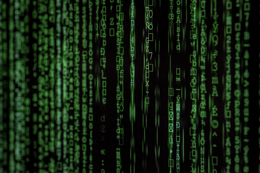 Prikaz programskog koda na tamnom zaslonu